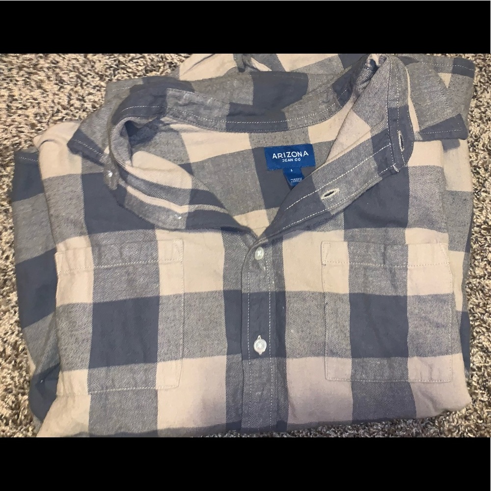 I’m selling this flannel from Arizona Jean Co, Size is L, color is Tan and Grey